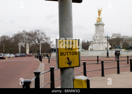 Kreuzung Zeichen drausen Buckinghampalast Stockfoto