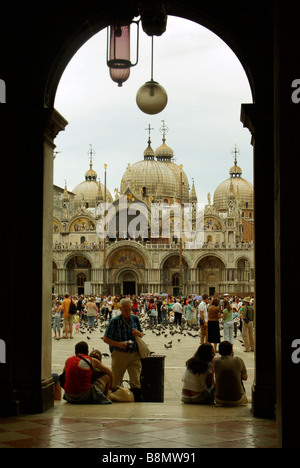 Piazza San Marco mit der Basilica di San Marco in den Hintergrund, Menschenmengen und Tauben Stockfoto