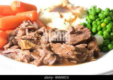 baby-Topf Braten Abendessen grüne Erbsen Karotten Kartoffelpüree Soße Stockfoto