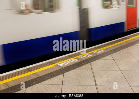 "Mind the Gap" Schild an einer Londoner U-Bahn u-Bahnstation. Stockfoto