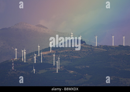 Windmühlen mit Regenbogen in Kerkini Moutains, Griechenland Stockfoto