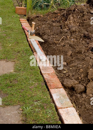 Ziegel-Einfassung Garten Rasen Stockfoto