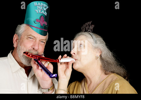 Applying paar feiern Silvester mit Sekt Stockfoto