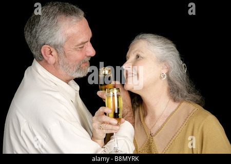 Applying paar feiern Silvester mit Sekt Stockfoto