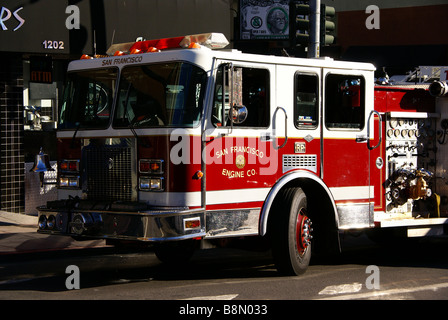 San Francisco Feuerwehr LKW geparkt durch einen Autounfall Stockfoto