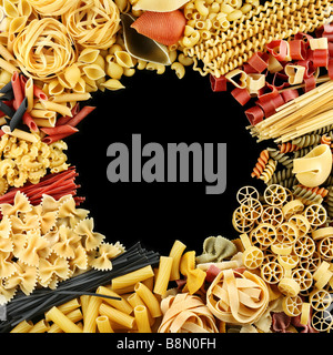 Rohe Farbe Pasta Mix quadratischen Rahmen mit schwarz Stockfoto