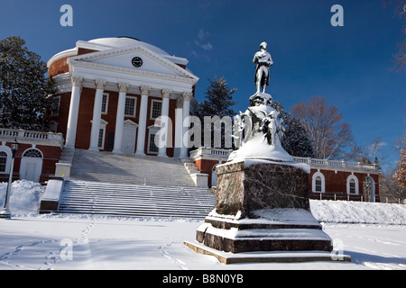 Schnee bedeckte Statue von Thomas Jefferson vor der Rotunde an der University of Virginia Charlottesville Virginia Stockfoto