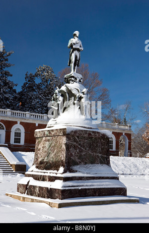 Schnee bedeckte Statue von Thomas Jefferson an der University of Virginia Charlottesville Virginia Stockfoto