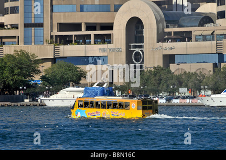 Dubai Creek amphibische Tour-Boot-Bus und vorbei Twin Towers Einkaufszentrum waterfront Stockfoto