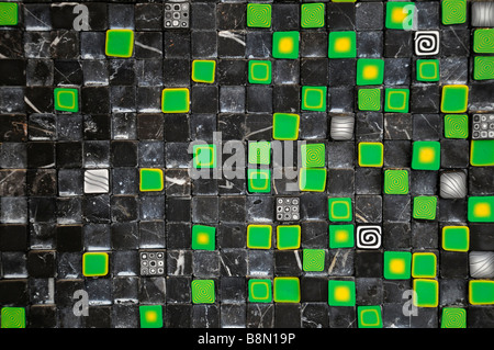 grüne und schwarze kleine Quadrate quadratische Kachel Kacheln gefliesten abstrakt Stockfoto