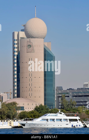 Dubai Etisalat Tower mit einer Kugel auf dem Dach neben dem Dubai Creek, modernes Gebäude Architektur Skyline Dubai Vereinigte Arabische Emirate VAE Naher Osten Asien Stockfoto