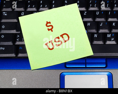 Memo-Hinweis auf Notebook, Dollar, USD Stockfoto