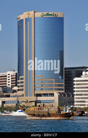 Moderne Wolkenkratzer in Dubai Landmark Building & Architektur Skyline einschließlich Rolex Turm mit geladenen Dhow entlang Dubai Vae Naher Osten Asien Stockfoto