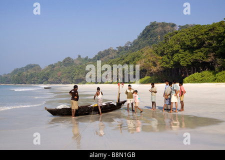 Indien-Andamanen und Nikobaren Havelock island Radha Nagar Strand Fischer Vorbereitung auf Fischerboot durch die Brandung zu starten Stockfoto