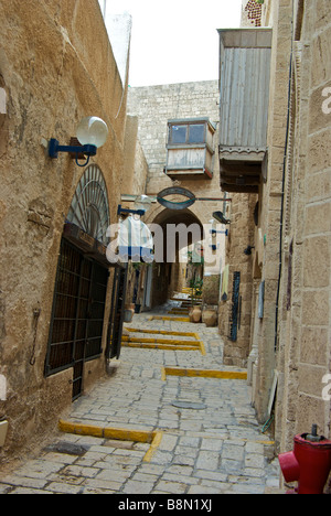 Engen Kopfsteinpflaster steinerne Gasse Gang in der Nähe von St. Peter Abrasha Park mit Künstler Geschäfte Galerien Altstadt Jaffa Stockfoto