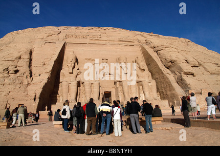 Touristen besuchen die Tempel von Abu Simbel am Nasser-See in Ägypten Stockfoto