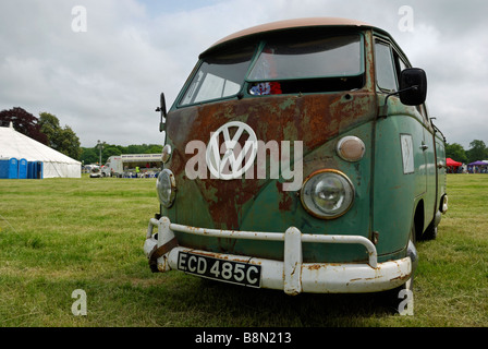 VW Doppelkabine Splitscreen-Pickup. Van Jamboree, Revesby Park, Lincolnshire, England. Stockfoto