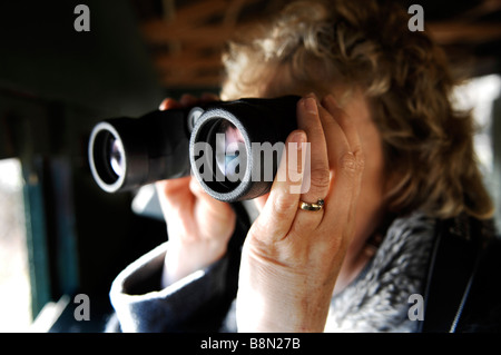 Auf der Suche durch ein Bushnell Fernglas von einem Ansitz im WWT Arundel Wetland Centre in West Sussex Stockfoto