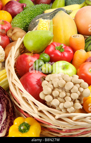 Nahaufnahme eines Stapels von verschiedenen Arten von Obst und Gemüse in einem Korb Stockfoto