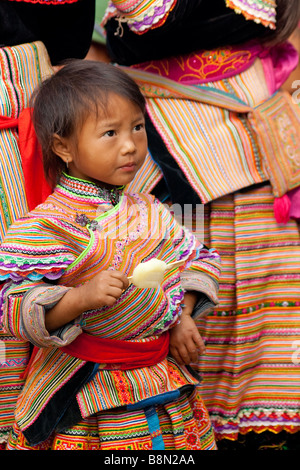 Porträt eines Mädchens Blume h ' Mong gekleidet in traditionellen Kostümen der ethnischen Minderheit der in Bac Ha, Vietnam. Tribals zieren das Kostüm Stockfoto