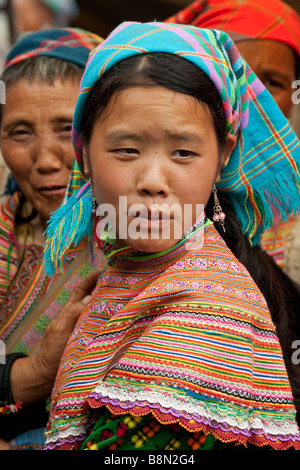 Porträt einer Blume H'mong tribal Mädchen in Tracht. Die Bac Ha Markttag ist eine berühmte kulturelle Veranstaltung mit ethnischen Minderheiten in ein Tribal sammeln Stockfoto