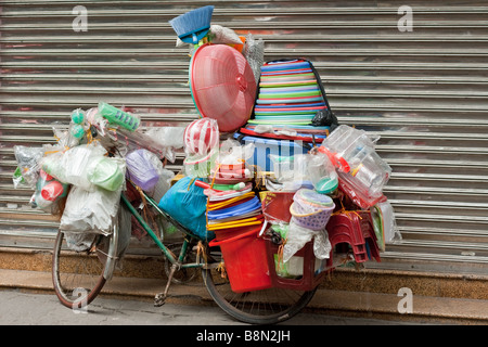 Unglaublich überlastet Fahrrad gestapelt mit Hausrat in Hanoi, Vietnam. Ein Händler-mobile-Shop. Vietnamesische Verkäufer Haushaltsgeräte zum Verkauf Stockfoto
