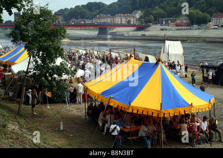 Historisches Festival am Ufer des Flusses Nemunas (Memel) in Kaunas in Litauen Stockfoto