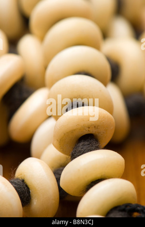 Eine afrikanische Tasbih mit Perlen aus Knochen. Stockfoto