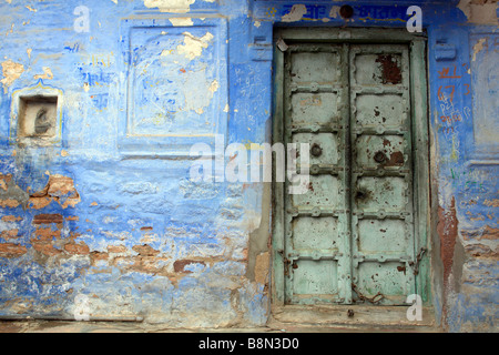 alte Tür in traditionellen Brahmanen blau bemalte Haus in den Gassen von jodhpur Stockfoto