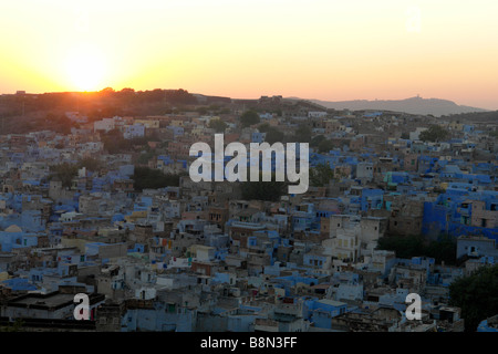 Sonnenuntergang über der blau bemalten Häuser in der alten Stadt jodhpur Stockfoto