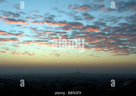 vor Sonnenaufgang Himmel über Jodhpur Fort mit Hintergrundbeleuchtung Wolkengebilde entnommen Stockfoto