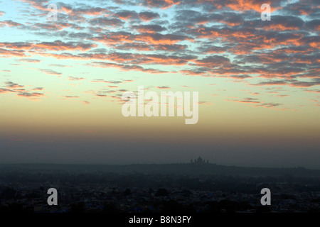 vor Sonnenaufgang über Jodhpur Fort mit Hintergrundbeleuchtung Wolken entnommen Stockfoto