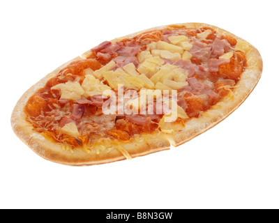 Frisch gebackene Authentische rustikalen Schinken und Ananas Pizza Isoliert gegen einen weißen Hintergrund mit keine Menschen und einen Freistellungspfad Stockfoto