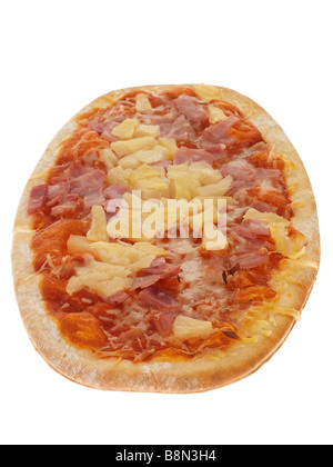 Frisch gebackene Authentische rustikalen Schinken und Ananas Pizza Isoliert gegen einen weißen Hintergrund mit keine Menschen und einen Freistellungspfad Stockfoto