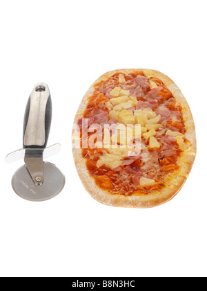 Frisch gebackene Authentische rustikalen Schinken und Ananas Pizza Isoliert gegen einen weißen Hintergrund mit keine Menschen und einen Freistellungspfad Stockfoto