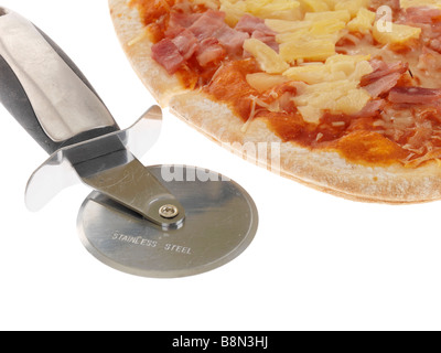 Frisch gebackene Authentische rustikalen Schinken und Ananas Pizza Isoliert gegen einen weißen Hintergrund mit keine Menschen und einen Freistellungspfad Stockfoto