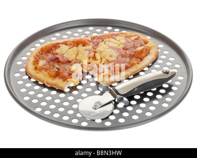 Frisch gebackene Authentische rustikalen Schinken und Ananas Pizza Isoliert gegen einen weißen Hintergrund mit keine Menschen und einen Freistellungspfad Stockfoto