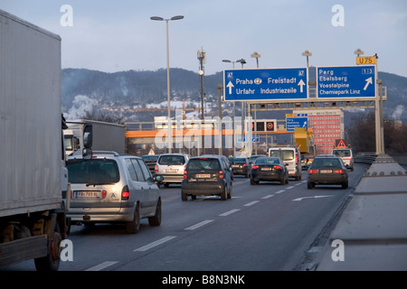 Hetzen Sie Freitag Abend auf Autobahn A7 - Linz - Österreich Stockfoto