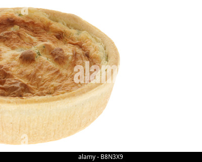 Frisch gebackene Vegetarische Brokkoli und Greyerzer einzelnen Tartlet Isoliert gegen einen weißen Hintergrund mit keine Menschen und einen Freistellungspfad Stockfoto