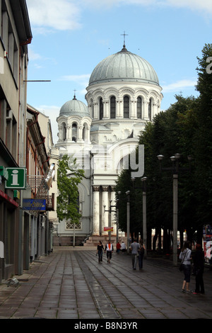 Kirche St. Michael der Erzengel und Laisvės Alėja (Freiheit Avenue) in Kaunas in Litauen Stockfoto