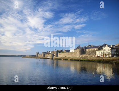 Caernarfon-Stadtmauern und Menaistraße Abend Licht Gwynedd North Wales UK Stockfoto