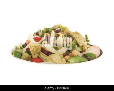 Frische, gesunde Artischocke und Kichererbsen vegetarische Sommer Salat vor einem weißen Hintergrund ohne Menschen und einen Freistellungspfad isoliert Stockfoto