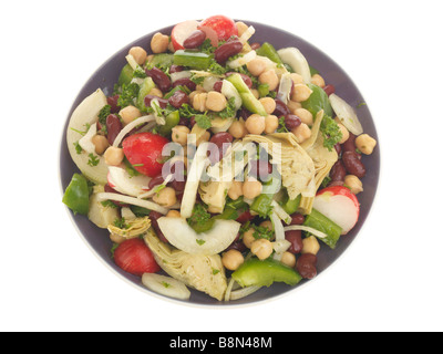 Frische, gesunde Artischocke und Kichererbsen vegetarische Sommer Salat vor einem weißen Hintergrund ohne Menschen und einen Freistellungspfad isoliert Stockfoto