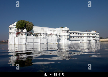 Blick auf das Lake Palasthotel von Bootsfahrt auf dem Pichola-See mit Reflexionen und blauer Himmel Stockfoto