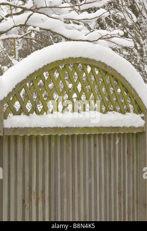 Zaun Panel und Spalier mit Schnee bedeckt Stockfoto