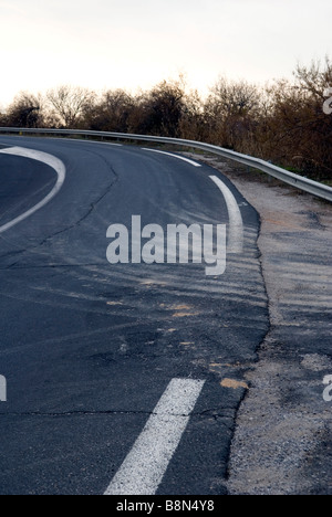 Kurve in der Straße mit schlammigen Reifenspuren, Frankreich Stockfoto