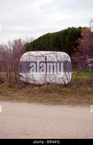 eine alte verlassene Wohnwagen auf leicht bewachsenen Gebiet, Frankreich Stockfoto