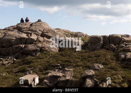 Zwei Walkerinnen auf Bealach na Ba Applecross Nordwest Schottland Vereinigtes Königreich Europa Stockfoto