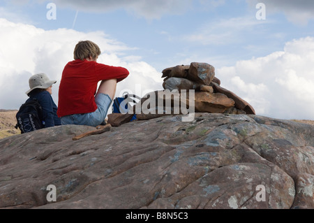 Zwei Frauen Wanderer auf Bealach Na Ba Applecross Schottland United Kingdon Nordwesteuropa Stockfoto