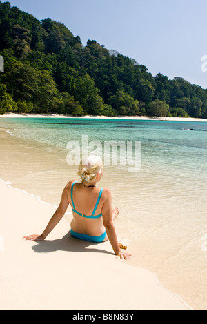 Indien-Andamanen und Nikobaren Havelock island Radha Nagar mittlere gealterte Frau im Bikini am Lagunenstrand Nummer 7 Stockfoto